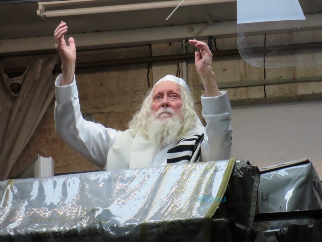 וַיְבָרֶךְ אֹתָם מֹשֶׁה • שבת פרשת פקודי־חזק בצילו של הגה"צ רבי אליעזר ברלנד שליט"א