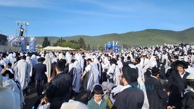 אַשְׁרֵינוּ מָה טוֹב חֶלְקֵנוּ בְּהִלּוּלָא דְּבַר יוֹחַאי • רבבות בהדלקה המרכזית לכבוד התנא האלוקי ע"י מורינו הרב שליט"א באתרא קדישא מירון