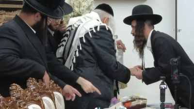 Distribution of Honey by Rabbi Eliezer Berland Shlit"a to Partners of our Beit Midrash