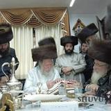 "לְהוֹדִיעַ..." ‏•‏ משתה היין במעון קודשו של הגה"צ רבי אליעזר ברלנד שליט"א בהשתתפות כ"ק האדמו"ר מספינקא שליט"א