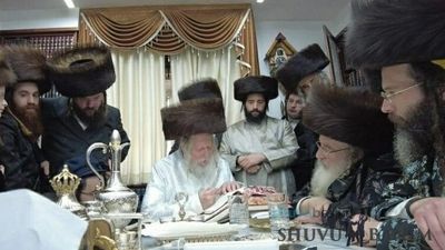 "לְהוֹדִיעַ..." • משתה היין במעון קודשו של הגה"צ רבי אליעזר ברלנד שליט"א בהשתתפות כ"ק האדמו"ר מספינקא שליט"א