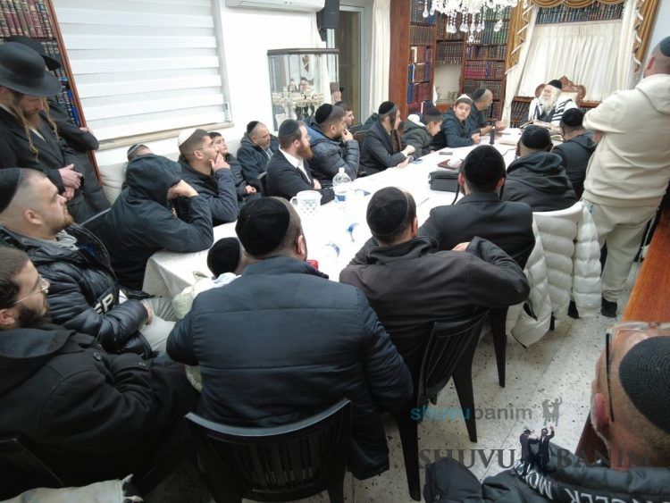 שיעור במעונו של הגה"צ רבי אליעזר ברלנד שליט"א לאנשי שלומינו מהעיר חולון