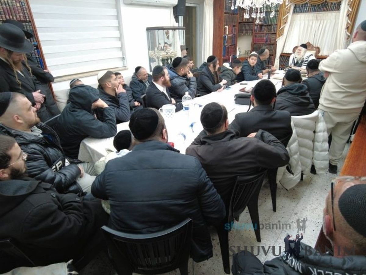 שיעור במעונו של הגה"צ רבי אליעזר ברלנד שליט"א לאנשי שלומינו מהעיר חולון