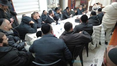 שיעור במעונו של הגה"צ רבי אליעזר ברלנד שליט"א לאנשי שלומינו מהעיר חולון
