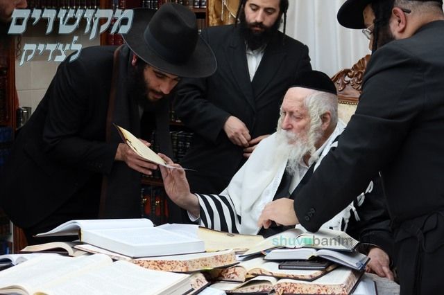 אברכי כולל שערי הוראה בקבלת תעודות מהגה"צ רבי אליעזר ברלנד שליט"א