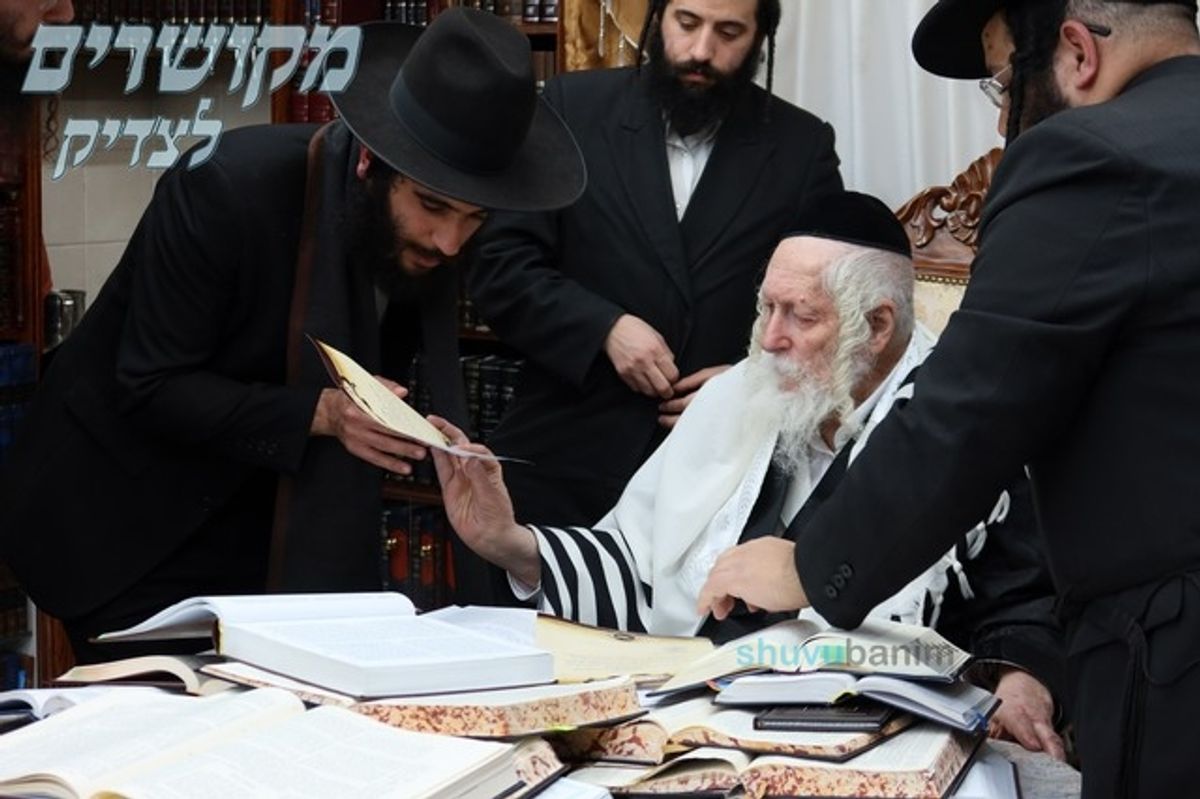 אברכי כולל שערי הוראה בקבלת תעודות מהגה"צ רבי אליעזר ברלנד שליט"א