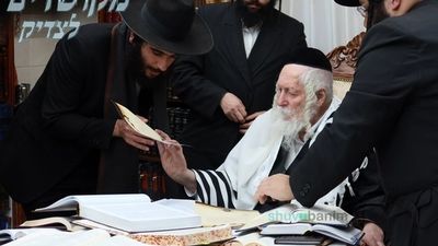 אברכי כולל שערי הוראה בקבלת תעודות מהגה"צ רבי אליעזר ברלנד שליט"א