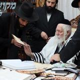 אברכי כולל שערי הוראה בקבלת תעודות מהגה"צ רבי אליעזר ברלנד שליט"א