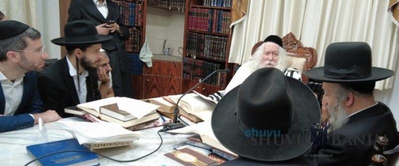 תושבי ישוב בית שקמה בשיעור במעונו של הגה"צ רבי אליעזר ברלנד שליט"א