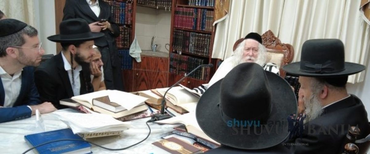 תושבי ישוב בית שקמה בשיעור במעונו של הגה"צ רבי אליעזר ברלנד שליט"א