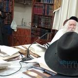 תושבי ישוב בית שקמה בשיעור במעונו של הגה"צ רבי אליעזר ברלנד שליט"א