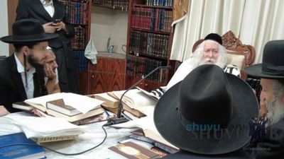 תושבי ישוב בית שקמה בשיעור במעונו של הגה"צ רבי אליעזר ברלנד שליט"א