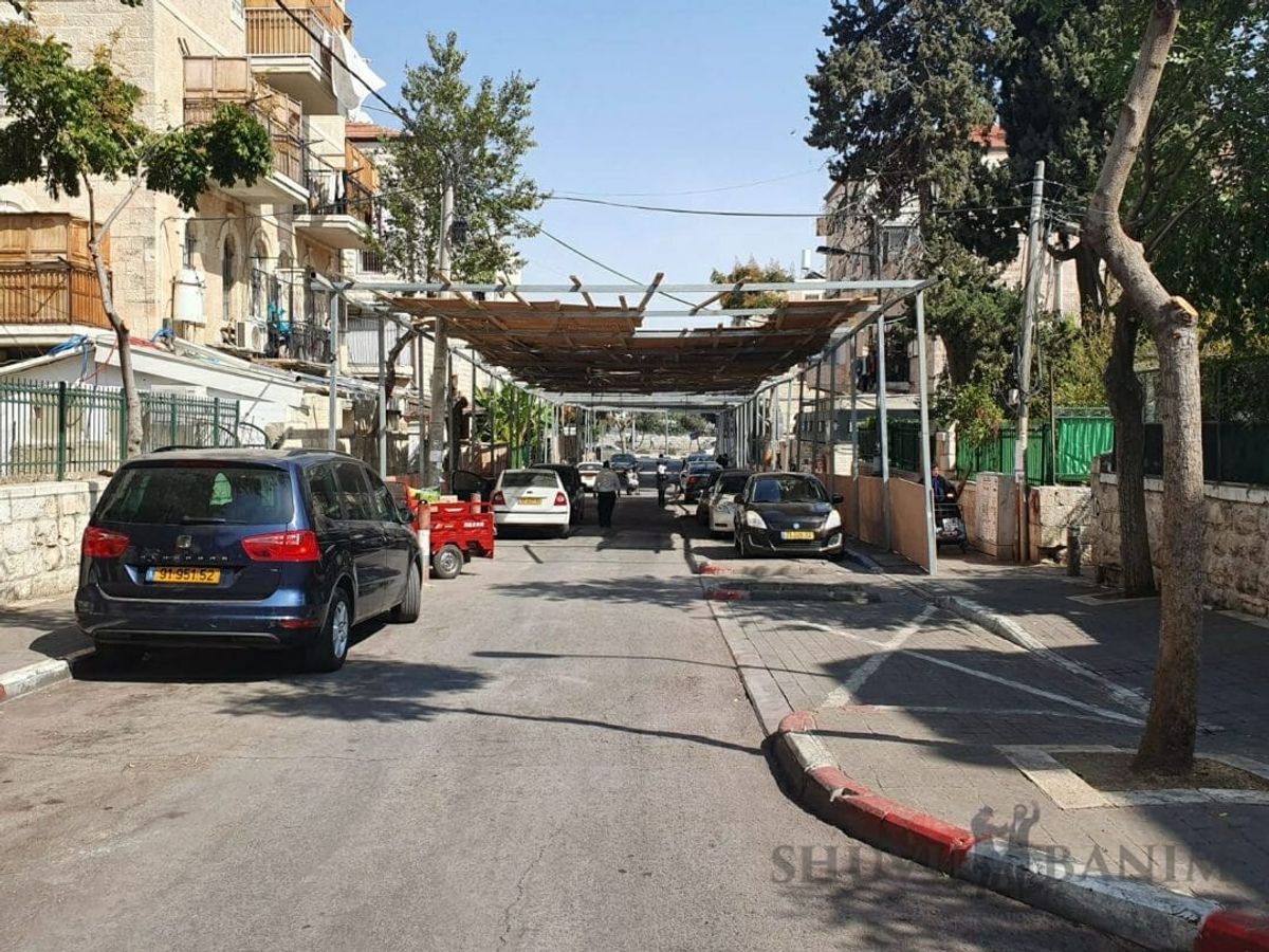 צפו: סוכת הענק של הרב ברלנד בבנייה