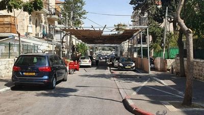 צפו: סוכת הענק של הרב ברלנד בבנייה