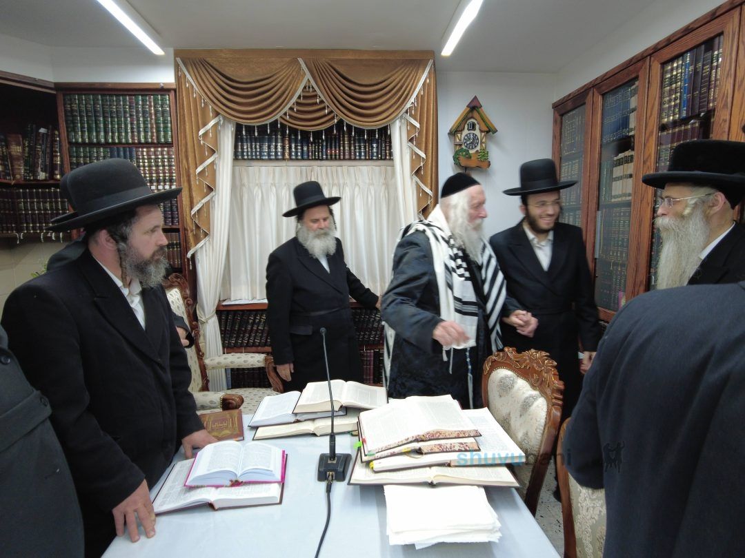 שיעור במעונו של הגה"צ רבי אליעזר ברלנד שליט"א לאברכי כולל ערב בקבר רחל