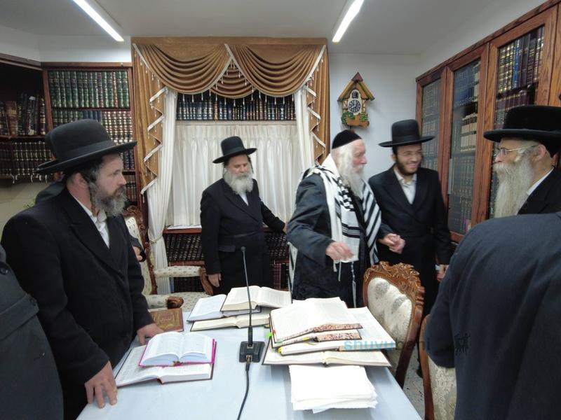 שיעור במעונו של הגה"צ רבי אליעזר ברלנד שליט"א לאברכי כולל ערב בקבר רחל