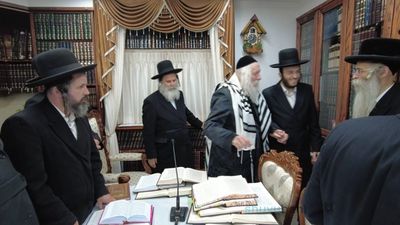 שיעור במעונו של הגה"צ רבי אליעזר ברלנד שליט"א לאברכי כולל ערב בקבר רחל