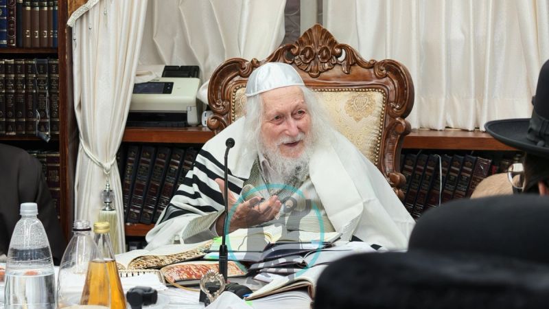 Rabbi Eliezer Berland shlit"a delivering the shiur at his home