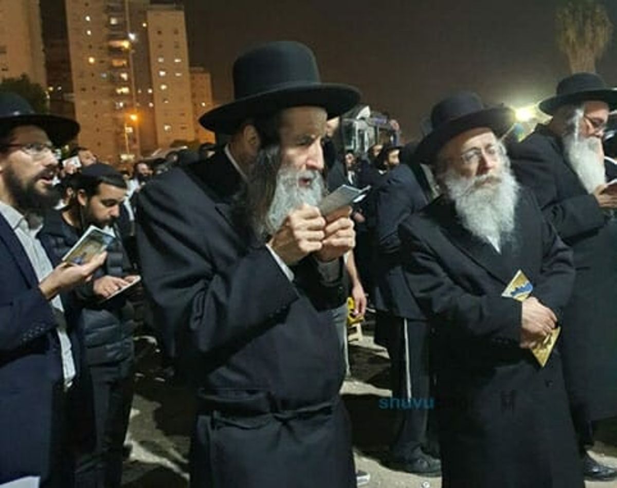 קליפ: אלפים במעמד התפילה קורע הלבבות של ק"ק שובו בנים לשחרור הרב ברלנד