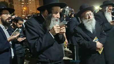 קליפ: אלפים במעמד התפילה קורע הלבבות של ק"ק שובו בנים לשחרור הרב ברלנד