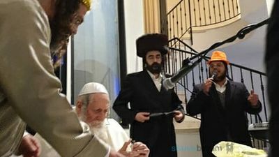 "רק מי שצלול יכול לשתות יין בפורים" - החיזוק היומי מהגה"צ הרב אליעזר ברלנד שליט"א