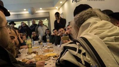 הגה"צ הרב אליעזר ברלנד שליט"א מחזיר את עם ישראל בתשובה - חוג בית בבת ים בבתו של שימי אבוטבול - גלריית תומונות