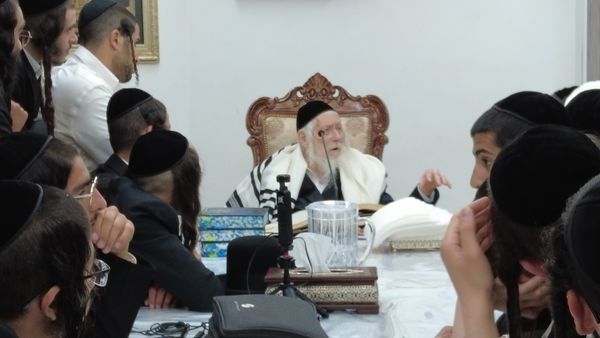 תמונה מהשיעור של מורנו הרב ברלנד שליט