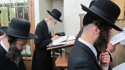 גלריית תמונות מהסליחות בשול עם הגה"צ הרב אליעזר ברלנד שליט"א