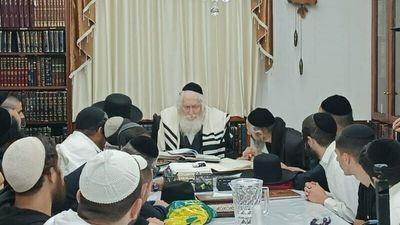 Shiur at Rav Berland’s Home to the “Meshivat Nefesh” Community of Beit Shemesh
