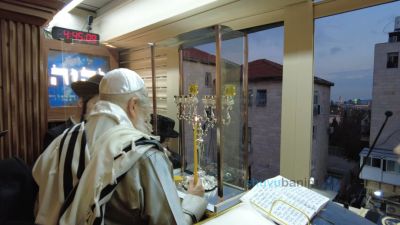 הַנֵּרוֹת הַלָּלוּ ◇ תיעוד מהדלקת הנר הראשון במעון קודשו של הגה"צ רבי אליעזר ברלנד שליט"א