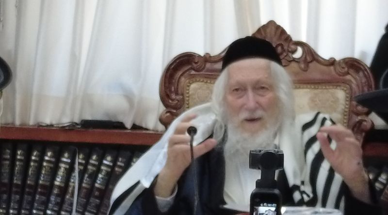 מורנו הרב ברלנד שליט"א מסביר באמצע השיעור — אברכי כולל נחל החיים מאזינים