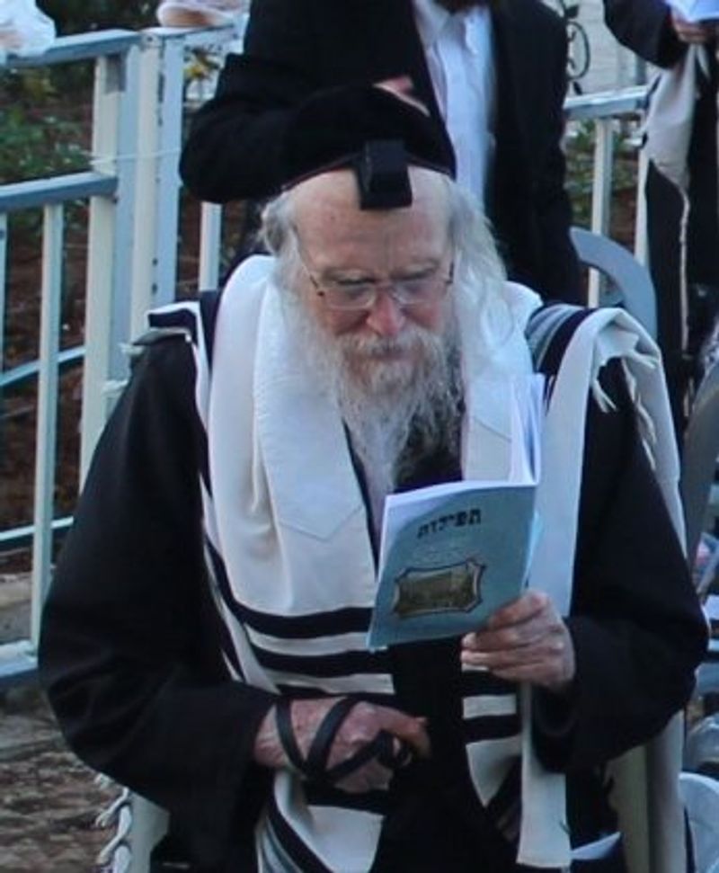 ר' אליהו סוכות בתפילות להצלחת עם ישראל