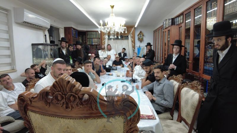 הקהל בשיעורו של מורנו הרב אליעזר ברלנד שליט"א בביתו