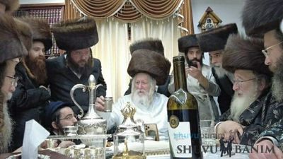 “To Make Known…” – Wine Banquet at Home of R’ Berland Shlit”a with Rebbe of Spinka