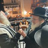 'שישו ושמחו בשמחת התורה' – הכנסת ספר תורה לבית מדרשו של הגה"צ רבי אליעזר ברלנד שליט"א בליל ט"ו באב