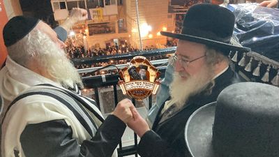 'שישו ושמחו בשמחת התורה' – הכנסת ספר תורה לבית מדרשו של הגה"צ רבי אליעזר ברלנד שליט"א בליל ט"ו באב