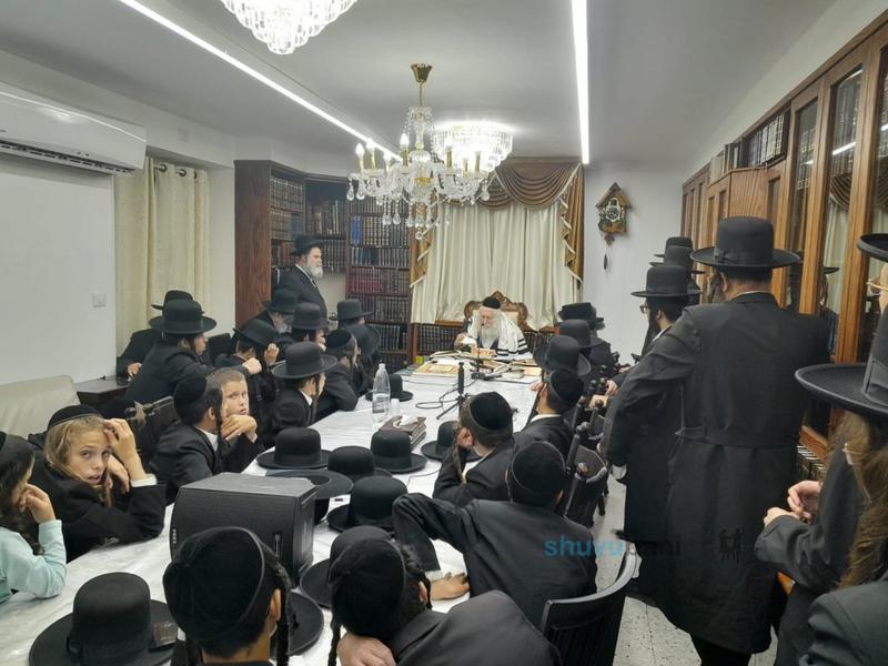 ילדי מכינה לישיבה בת"ת 'נחמת ציון' בשיעור ובקבלת תעודות מהגה"צ רבי אליעזר ברלנד