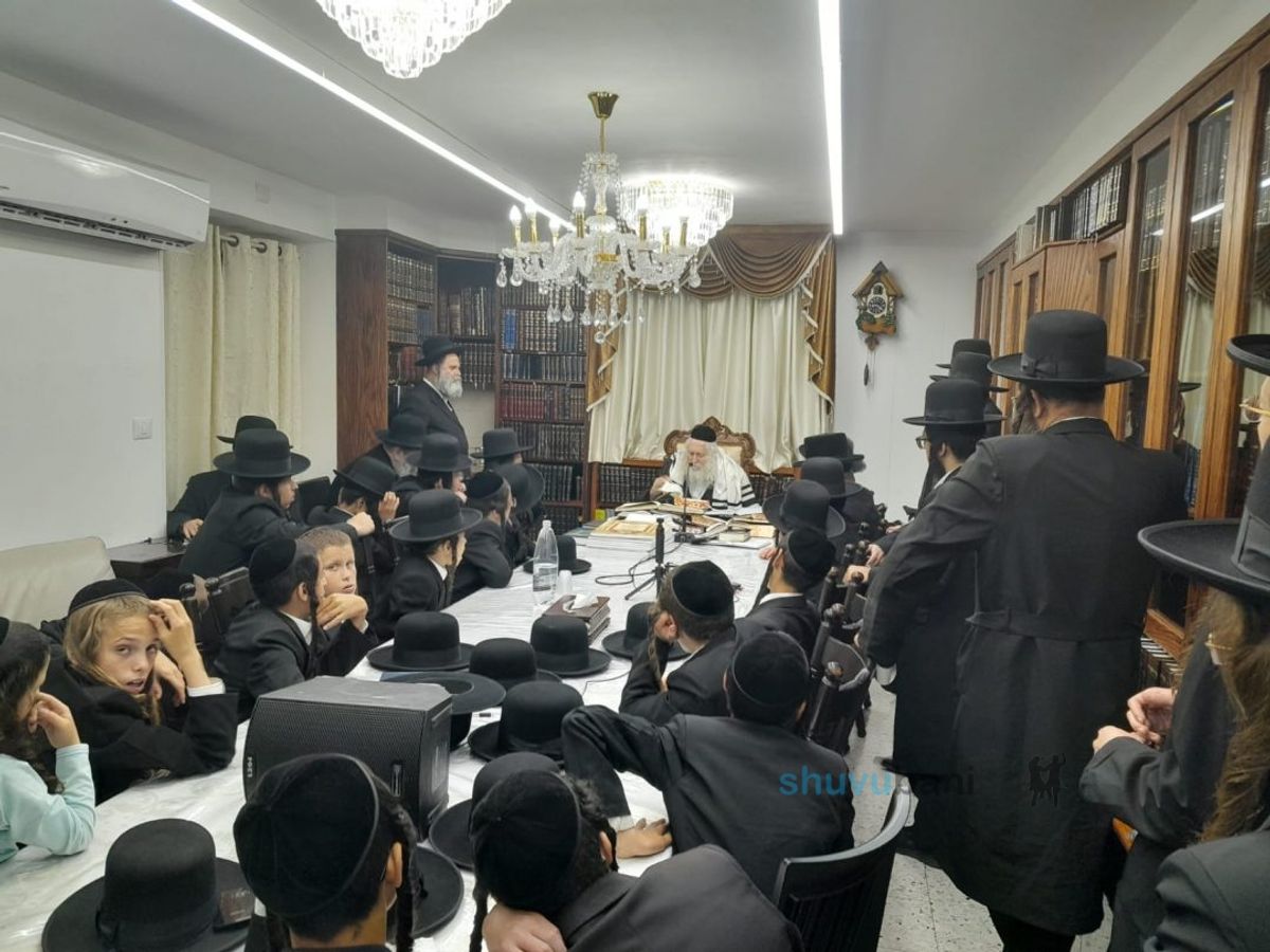 ילדי מכינה לישיבה בת"ת 'נחמת ציון' בשיעור ובקבלת תעודות מהגה"צ רבי אליעזר ברלנד שליט"א