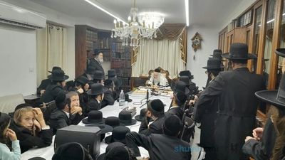 ילדי מכינה לישיבה בת"ת 'נחמת ציון' בשיעור ובקבלת תעודות מהגה"צ רבי אליעזר ברלנד שליט"א