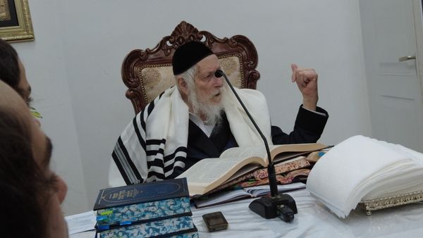 תמונה מהשיעור של מורנו הרב ברלנד שליט