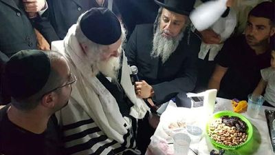 עוד ממראות הקודש מהערב הלא נשכח של הגה"צ הרב אליעזר ברלנד שליט"א בציונו של הבבא סאלי זצוק"ל - גלריית תמונות מס' 2