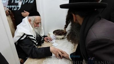 שִׁיר חֲנֻכַּת הַבַּיִת • חלוקת מעות חנוכה לתומכי בית המדרש