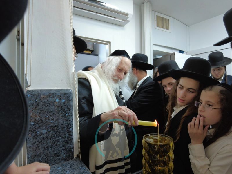 מורנו הרב אליעזר ברלנד שליט"א מדליק נר לעילוי נשמת רבי לוי יצחק בנדר זצ"ל