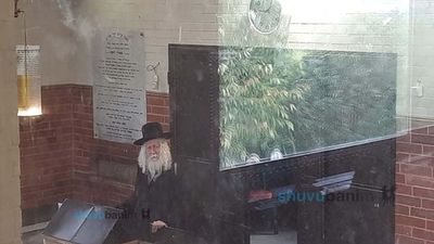 'פּוֹעֵל פַאר כְּלַל יִשְׂרָאֵל' • הגה"צ רבי אליעזר ברלנד שליט"א בציון רבי ישעיה בן רבי משה מקרעסטיר