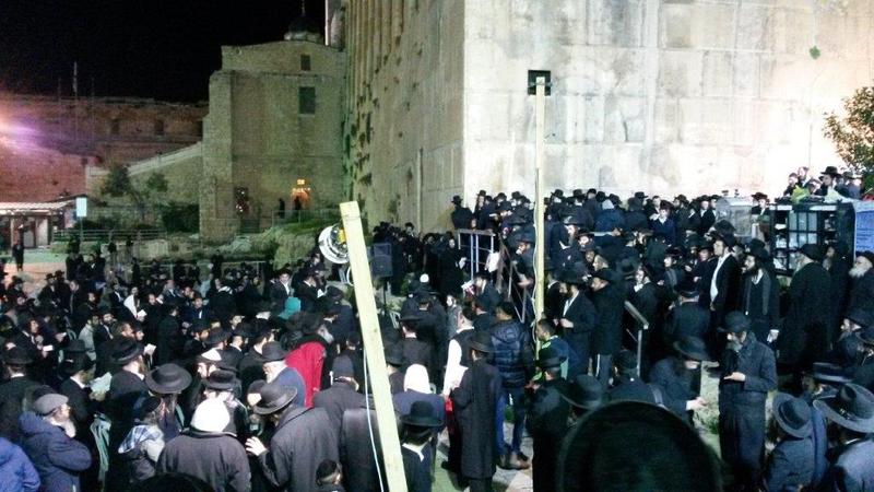 תיעוד: מעל אלף איש הגיעו למערת המכפלה ע"פ הוראת הגה"צ הרב אליעזר ברלנד שליט"א
