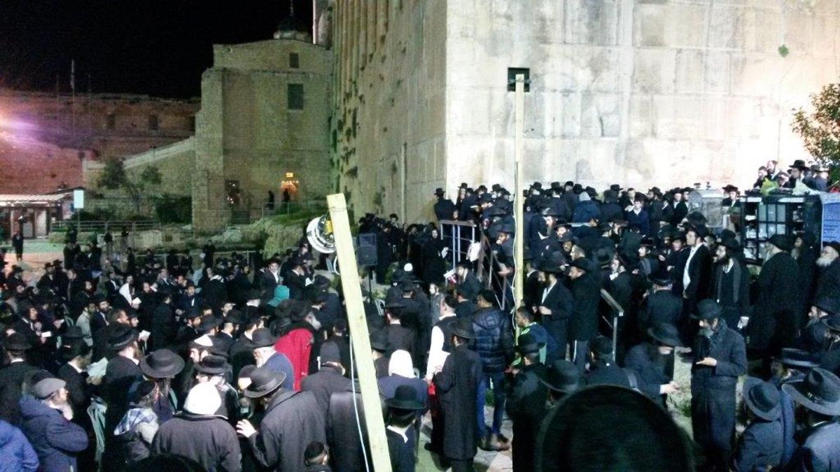 תיעוד: מעל אלף איש הגיעו למערת המכפלה ע"פ הוראת הגה"צ הרב אליעזר ברלנד שליט"א
