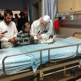 הרב ברלנד פונה על אלונקה מחקירת המשטרה ואושפז בטיפול נמרץ תחת הרדמה - עצרת תפילה דחופה בקבר רחל