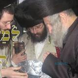 עדותו הנדירה של הגה"צ רבי אליעזר ברלנד שליט"א: גַּם אֲנִי זָכִיתִי לָתֵת "מַחֲצִית הַשֶּׁקֶל" לְקֻפַּת בֵּית הַמִּדְרָשׁ הַנַּ"ל