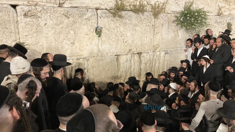 וְשִׂמַּחְתִּים בְּבֵית תְּפִלָּתִי  • הגה"צ רבי אליעזר ברלנד שליט"א עלה לרגל