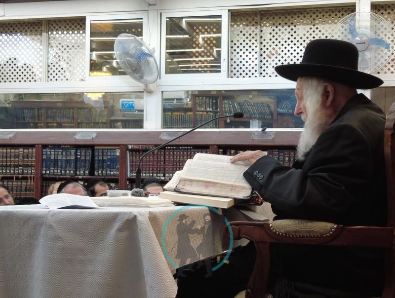 מורנו הרב אליעזר ברלנד שליט"א ליד השולחן עם הספרים במעמד תיקון חצות